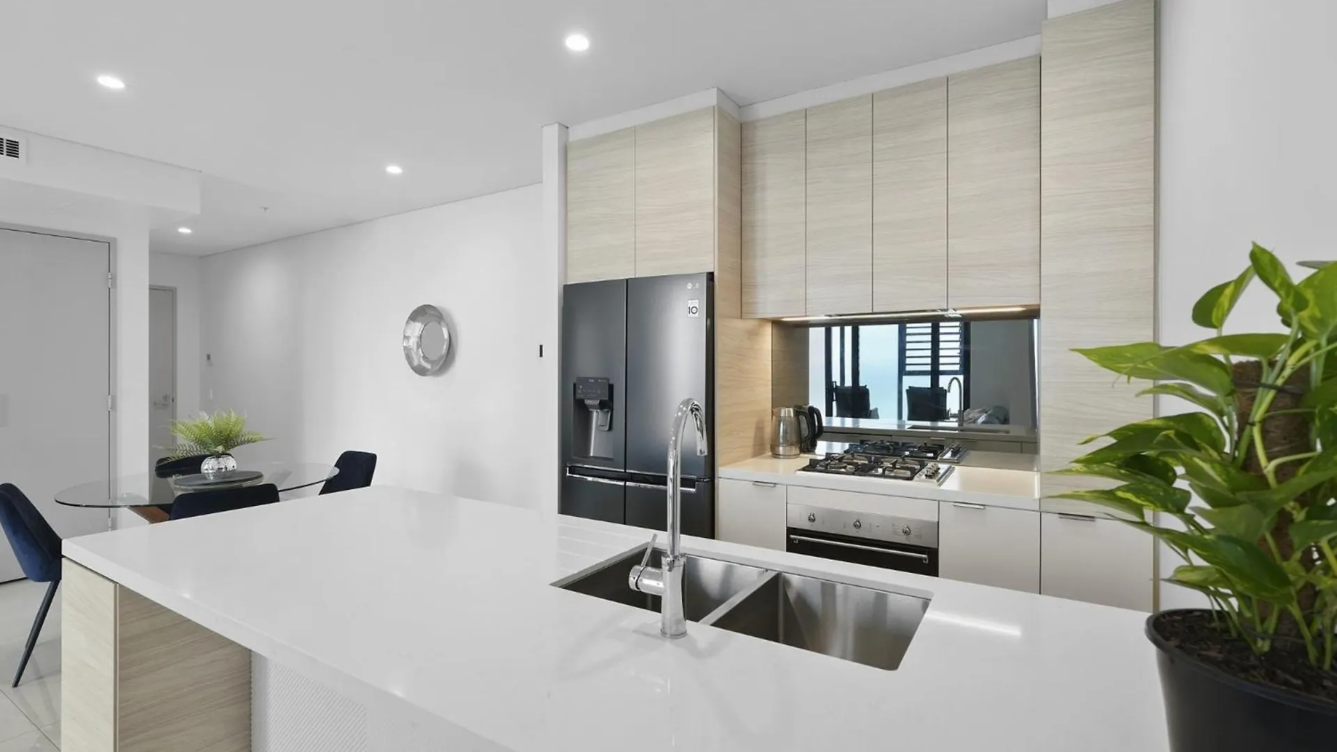 Sky-High Lodge Ocean Views Gold Coast Apartment